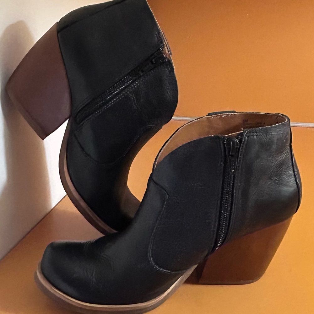 Retails $185 Korks by KorkEase Black Leather Zip Ankle Boots Heels Women's 6